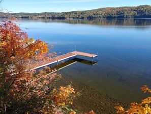 A dock extending into a calm lake, surrounded by autumn foliage. - Auberge Marie Blanc (Temiscouata-sur-le-Lac)