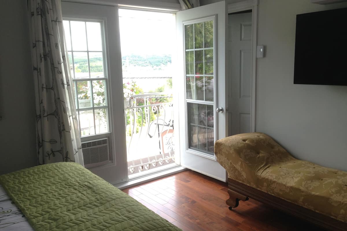 classic room, 1 queen bed (chambre 1) | view from room