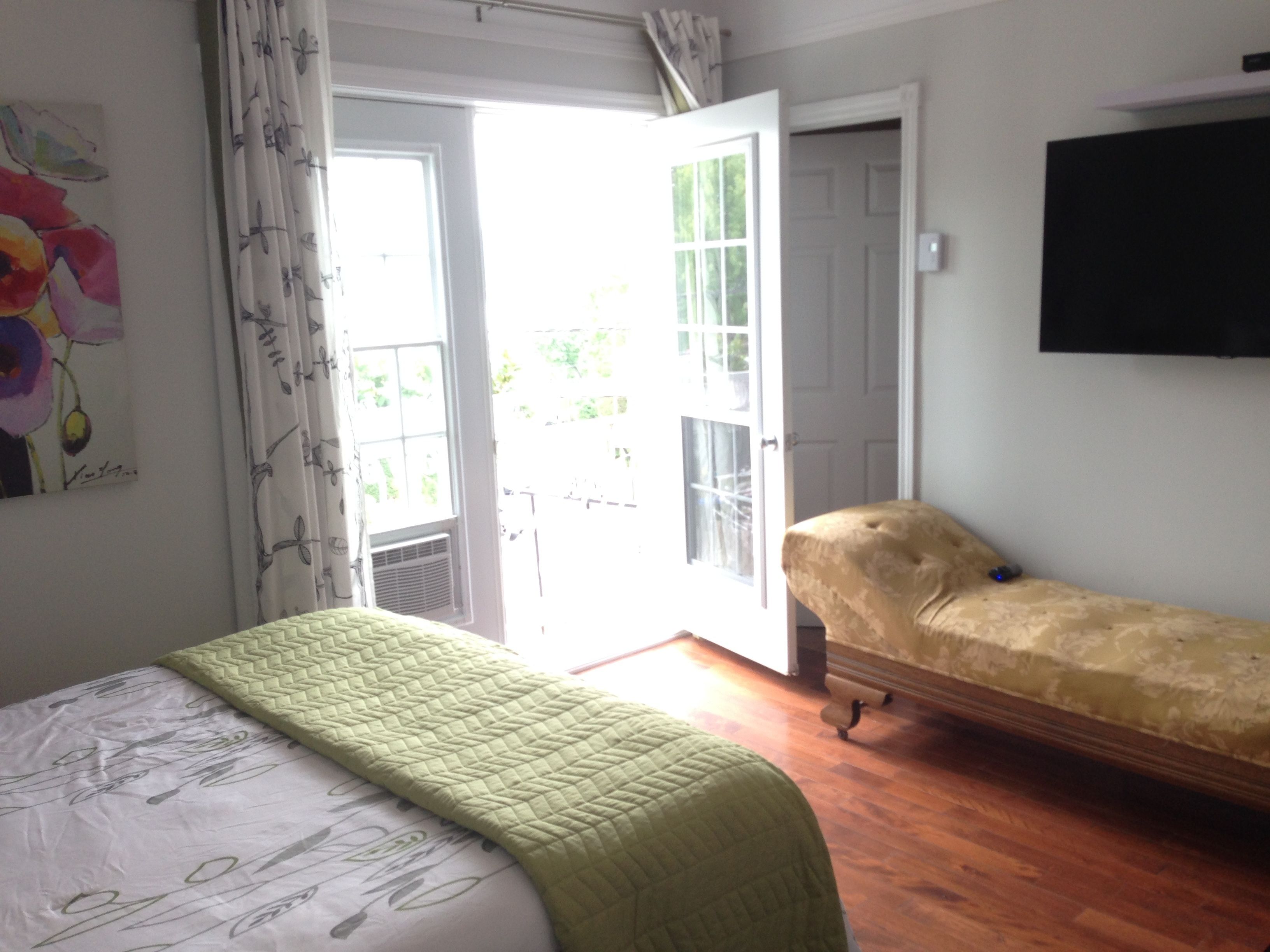 classic room, 1 queen bed (chambre 1) | individually decorated, desk, soundproofing, free wifi