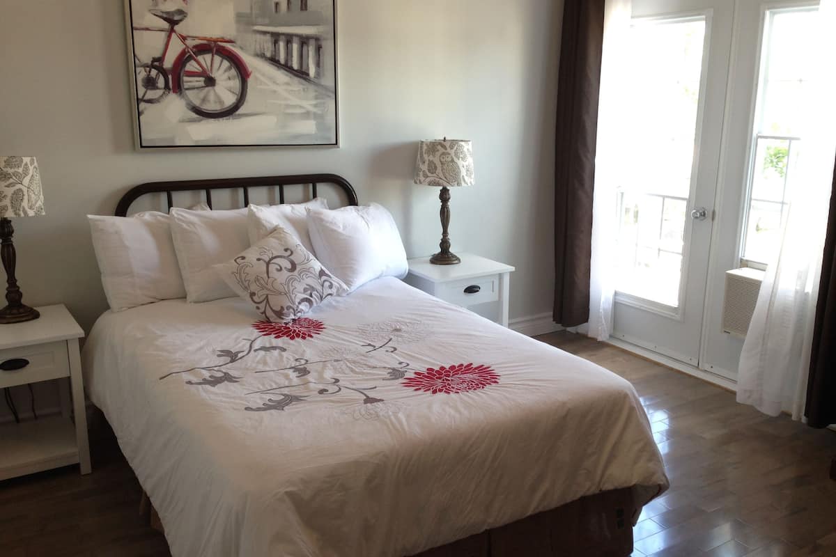 classic room, 1 double bed (chambre 3) | individually decorated, desk, soundproofing, free wifi