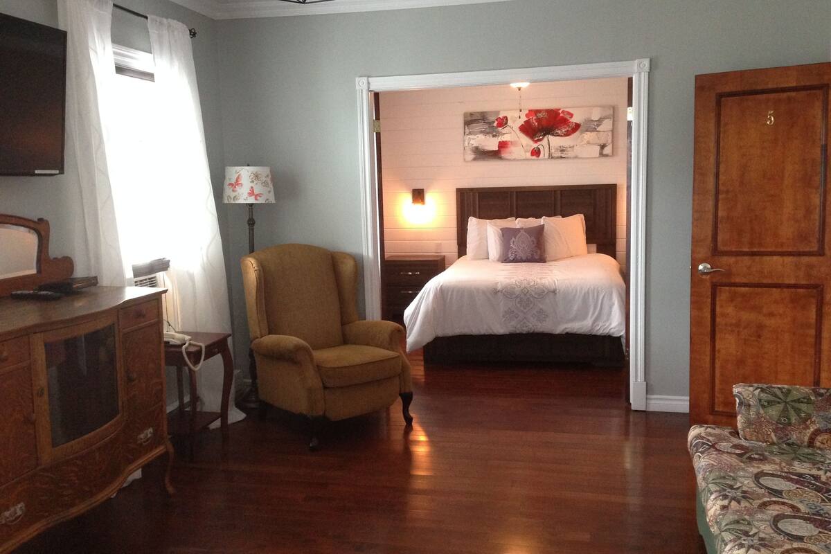 suite, 1 bedroom (chambre 5) | individually decorated, desk, soundproofing, free wifi