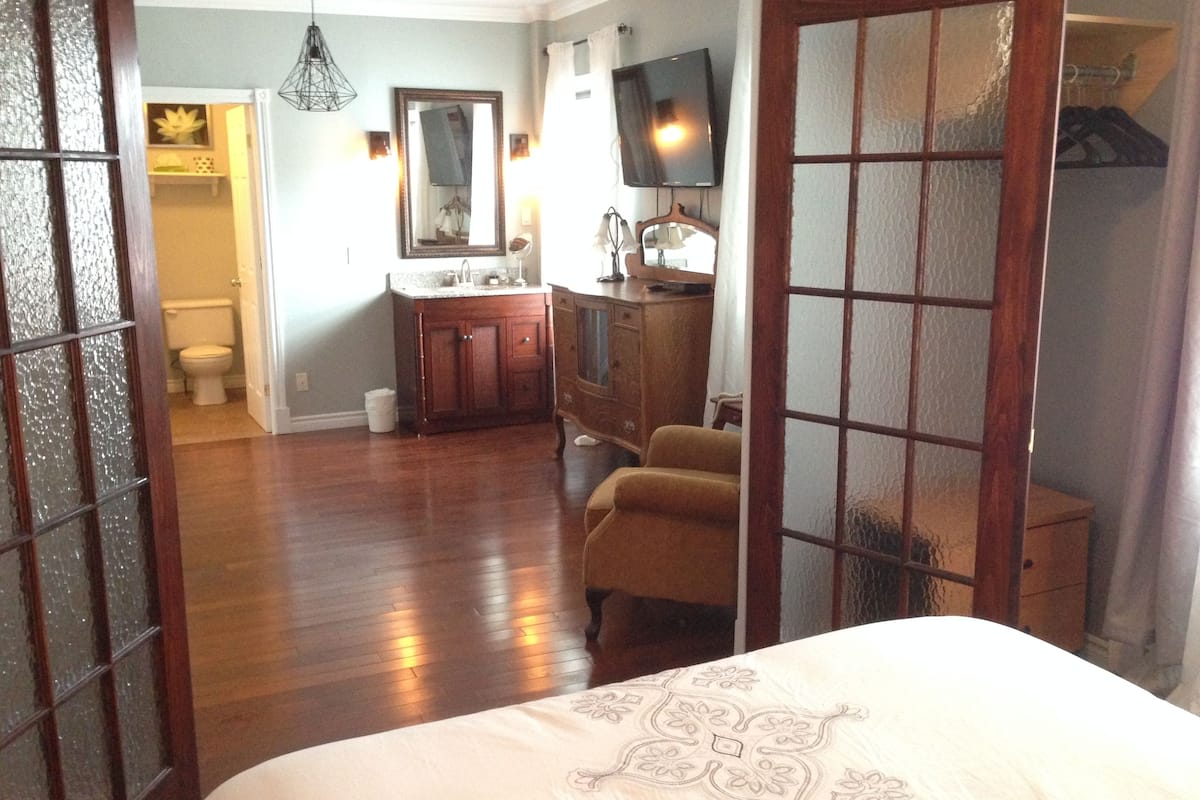 suite, 1 bedroom (chambre 5) | individually decorated, desk, soundproofing, free wifi