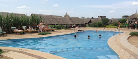 Piscine extérieure, chaises longues