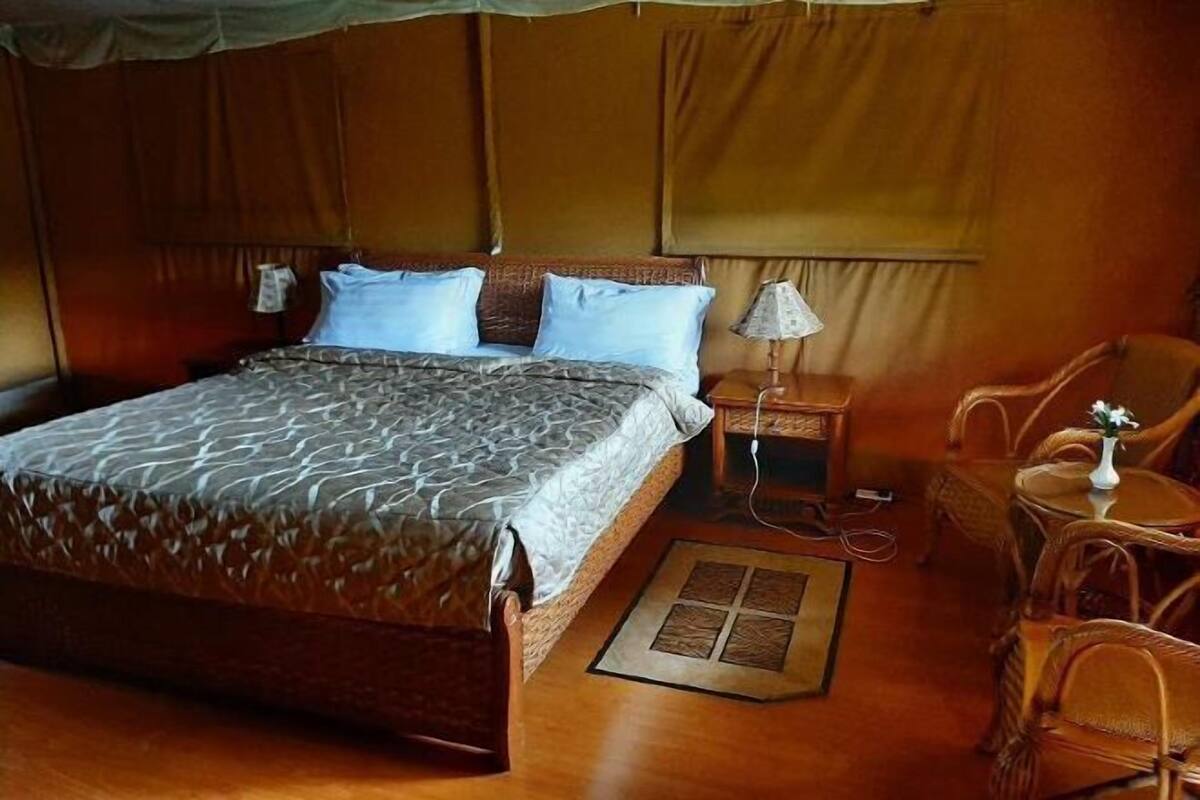 20 Schlafzimmer, Zimmersafe, Schreibtisch, laptopgeeigneter Arbeitsplatz