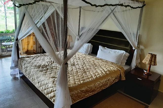 Caja de seguridad en la habitación y escritorio 