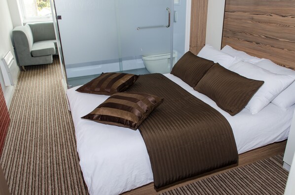 Desk, iron/ironing board, bed sheets - Trivelles - Bradford - Sunbridge Road (Bradford)