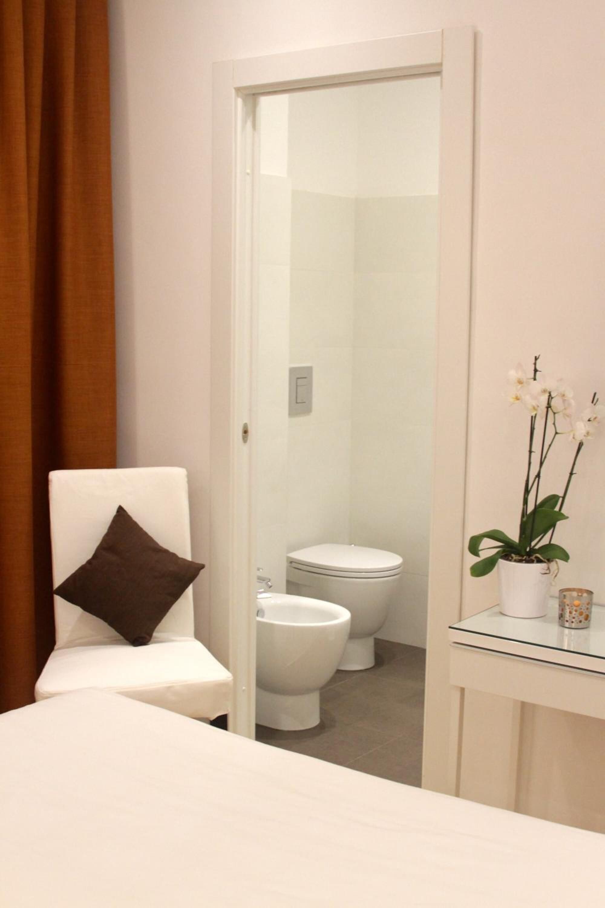 Douche, articles de toilette gratuits, sèche-cheveux, bidet