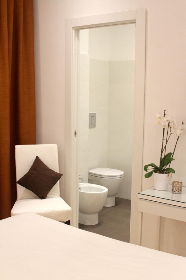 Regadera, amenidades de baño gratuitas, secadora de cabello, bidet 