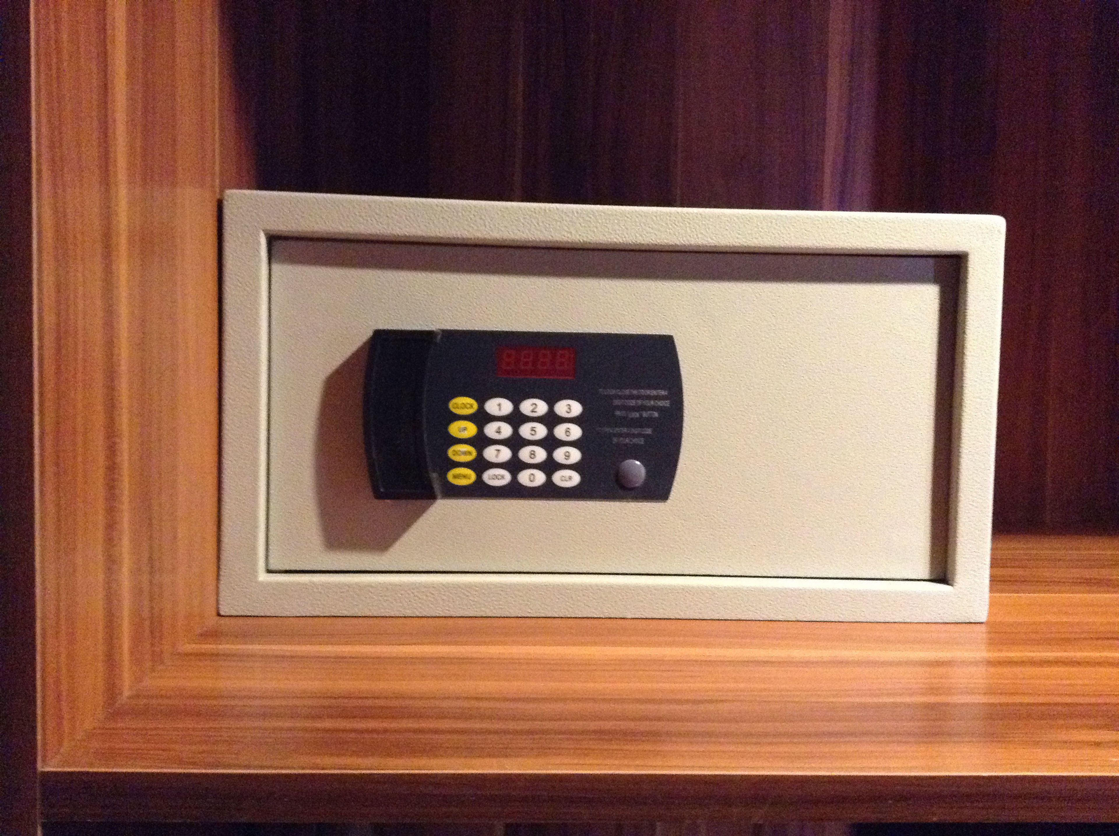 Panel con teclado de seguridad, probablemente para una puerta o ventana.