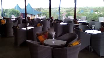 2 bars/lounges, poolside bar