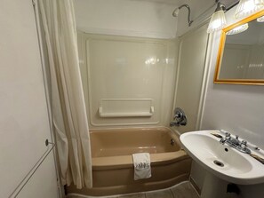 Standard Room, 2 Double Beds | Bathroom