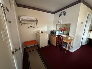 Escritorio, sistema de insonorización y camas plegables/adicionales 