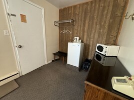 Standard Room, 1 Queen Bed | Desk, soundproofing, rollaway beds, free WiFi