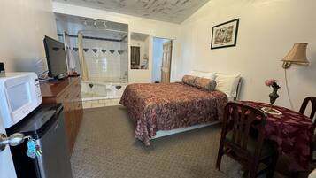 Standard Room, 1 Queen Bed, Jetted Tub | Desk, soundproofing, rollaway beds, free WiFi
