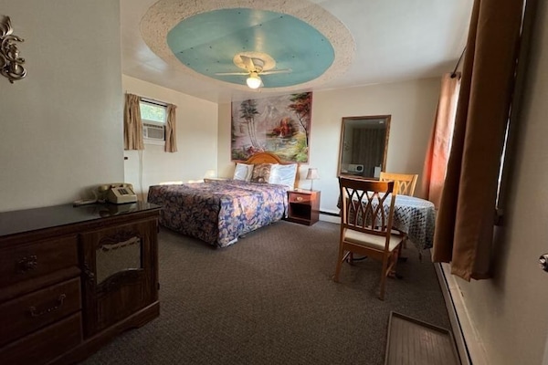 Standard Room, 1 Queen Bed | Desk, soundproofing, rollaway beds, WiFi (free)