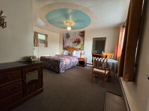 Standard Room, 1 Queen Bed | Desk, soundproofing, rollaway beds, free WiFi - Holiday Motel (Orillia)