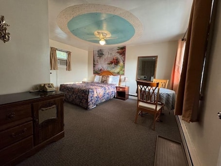 Habitación estándar, 1 cama de matrimonio | Escritorio, sistema de insonorización, camas supletorias y wifi gratis. Holiday Motel