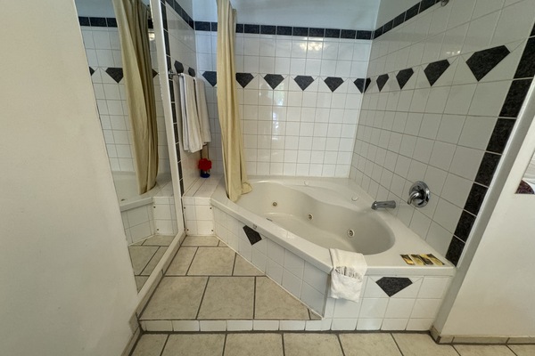 Standard Room, 1 Queen Bed, Jetted Tub | Jetted tub