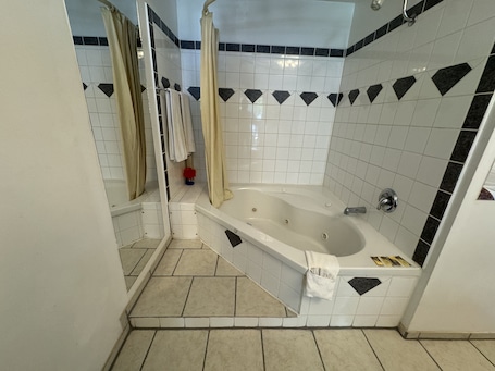 Standard Room, 1 Queen Bed, Jetted Tub | Jetted bathtub. Holiday Motel