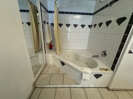 Standard Room, 1 Queen Bed, Jetted Tub | Jetted tub