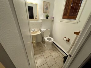 Standard Room, 1 Queen Bed | Bathroom | Combined shower/tub, hair dryer - Holiday Motel (Orillia)