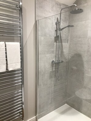 Deluxe Apartment | Bathroom - Stable Court Apartments (Antrim)