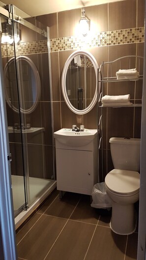 Kamar, 2 Tempat Tidur Double | Setrika/meja setrika, tempat tidur lipat/tambahan, dan Wi-Fi gratis