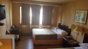 Room | Iron/ironing board, rollaway beds, free WiFi, bed sheets - Chomedey Inn (Laval)