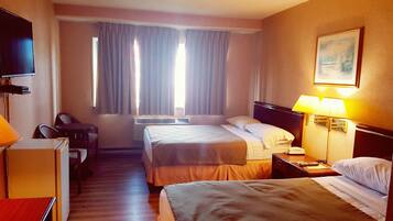 Kamer, 2 tweepersoonsbedden | Een bureau, een strijkplank/strijkijzer, extra bedden, gratis wifi