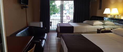 Habitación, 2 camas matrimoniales | Escritorio, tabla de planchar con plancha, camas extra y wifi gratis