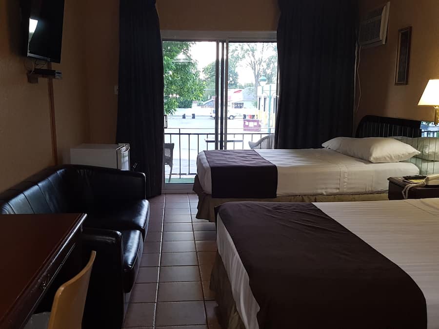 Habitación, 2 camas matrimoniales | Tabla de planchar con plancha, camas extra, wifi gratis y ropa de cama