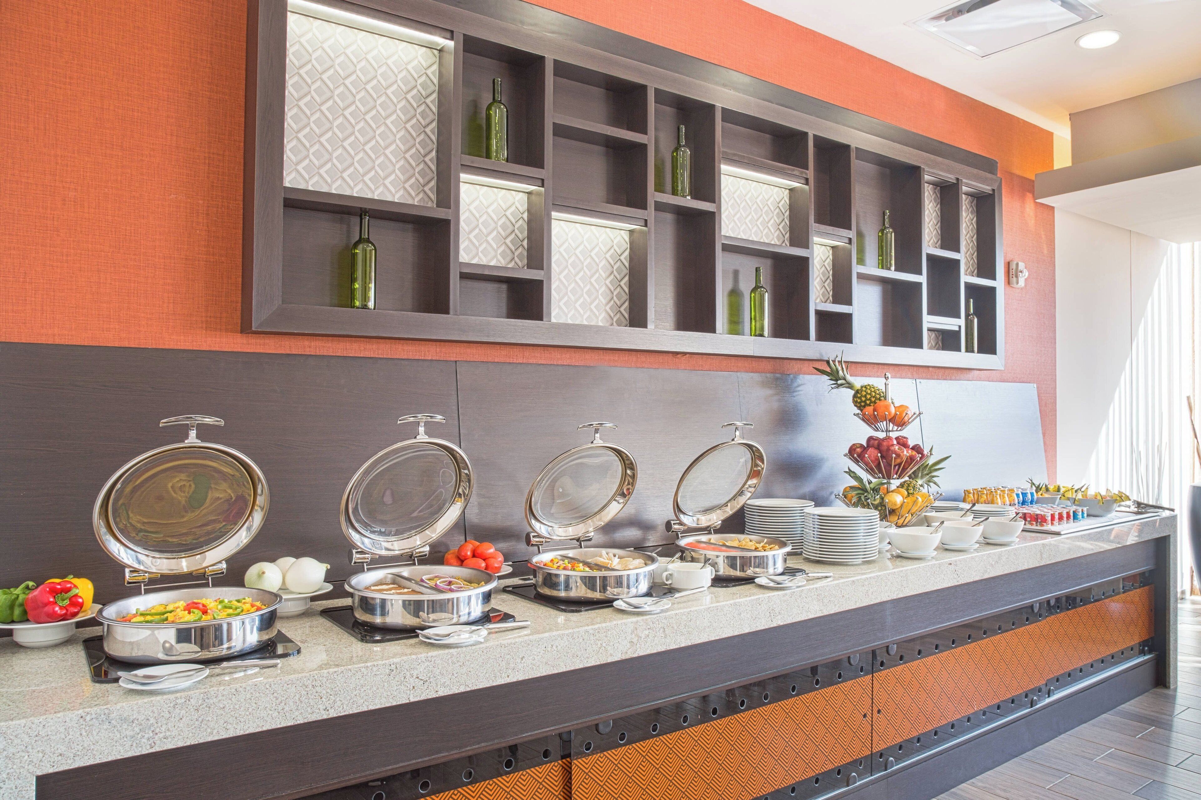 Un buffet proposant une variété de plats et de boissons.
