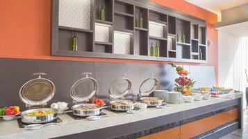 Un buffet proposant une variété de plats et de boissons.