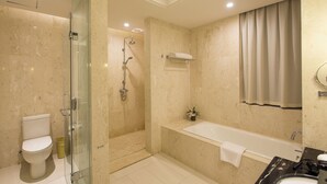 A modern bathroom with a glass-enclosed shower, a bathtub, and a toilet. - Gloria Plaza Hotel Qingdao (Qingdao)