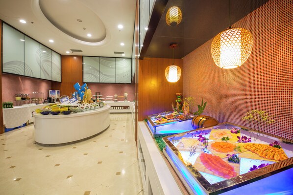 Un espace buffet proposant une variété de plats et agrémenté d’une pièce maîtresse décorative.