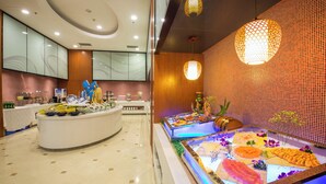 Un área de bufé con una variedad de alimentos y una decoración central.