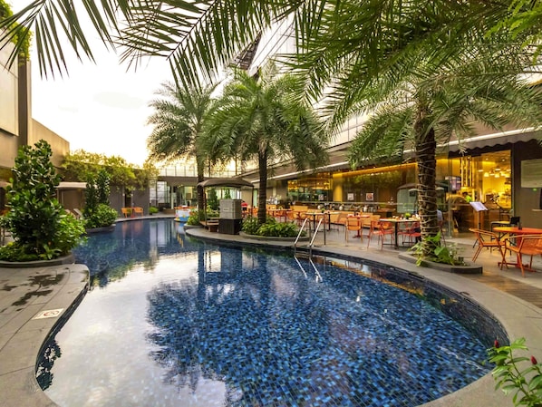 Petit déjeuner, déjeuner et dîner servis sur place, vue sur la piscine