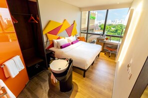 Cofres nos quartos, individualmente decorados, escrivaninha