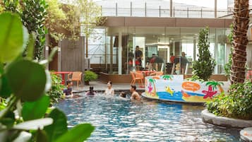 Bar tepi kolam renang