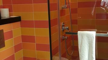 Regadera, amenidades de baño ecológicas, secadora de cabello, batas