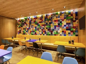 Petit déjeuner, déjeuner et dîner servis sur place, vue sur la piscine