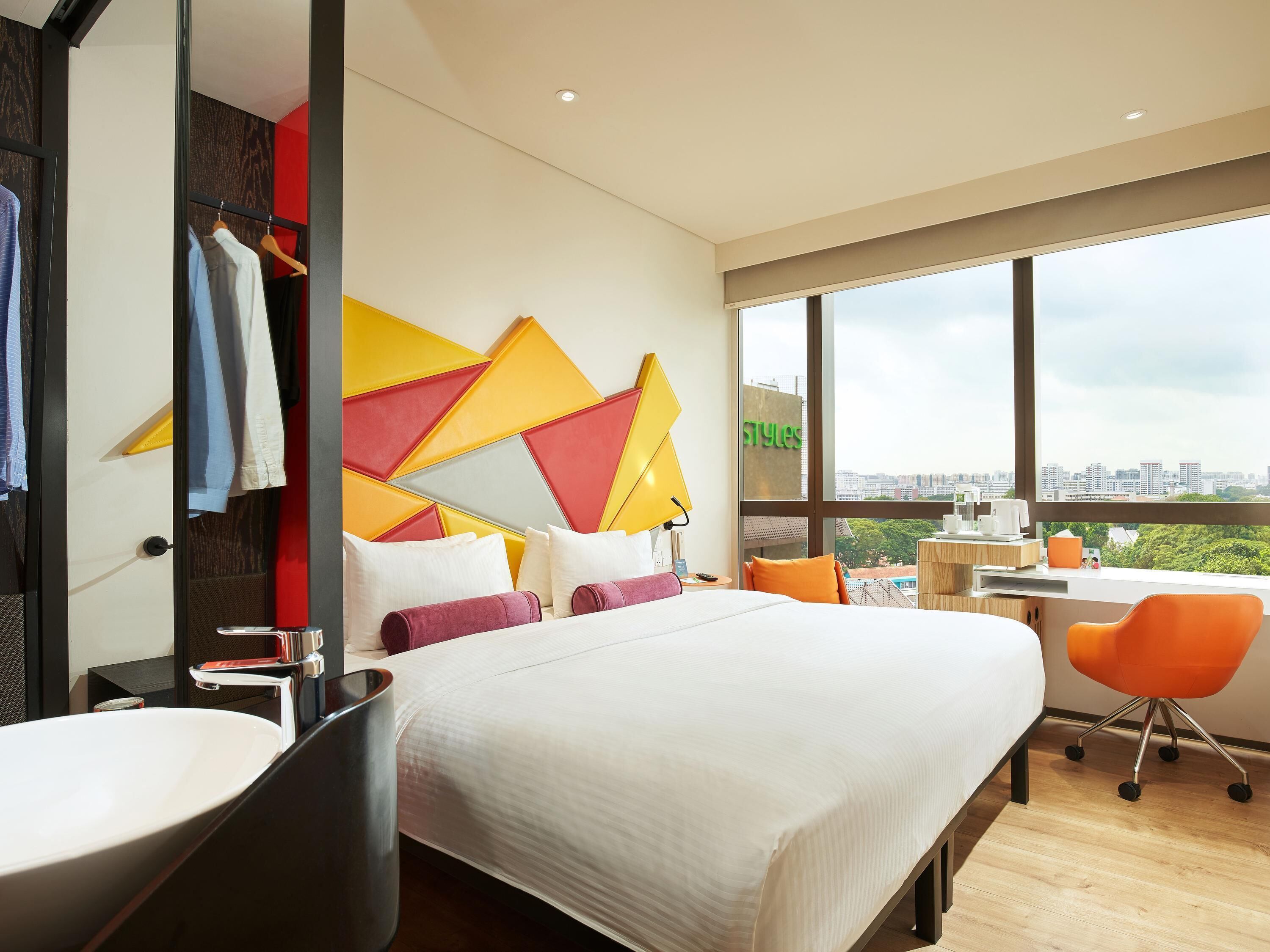 Standard Room, 1 Queen Bed, Pool View | In-room safe, individually decorated, desk, laptop workspace