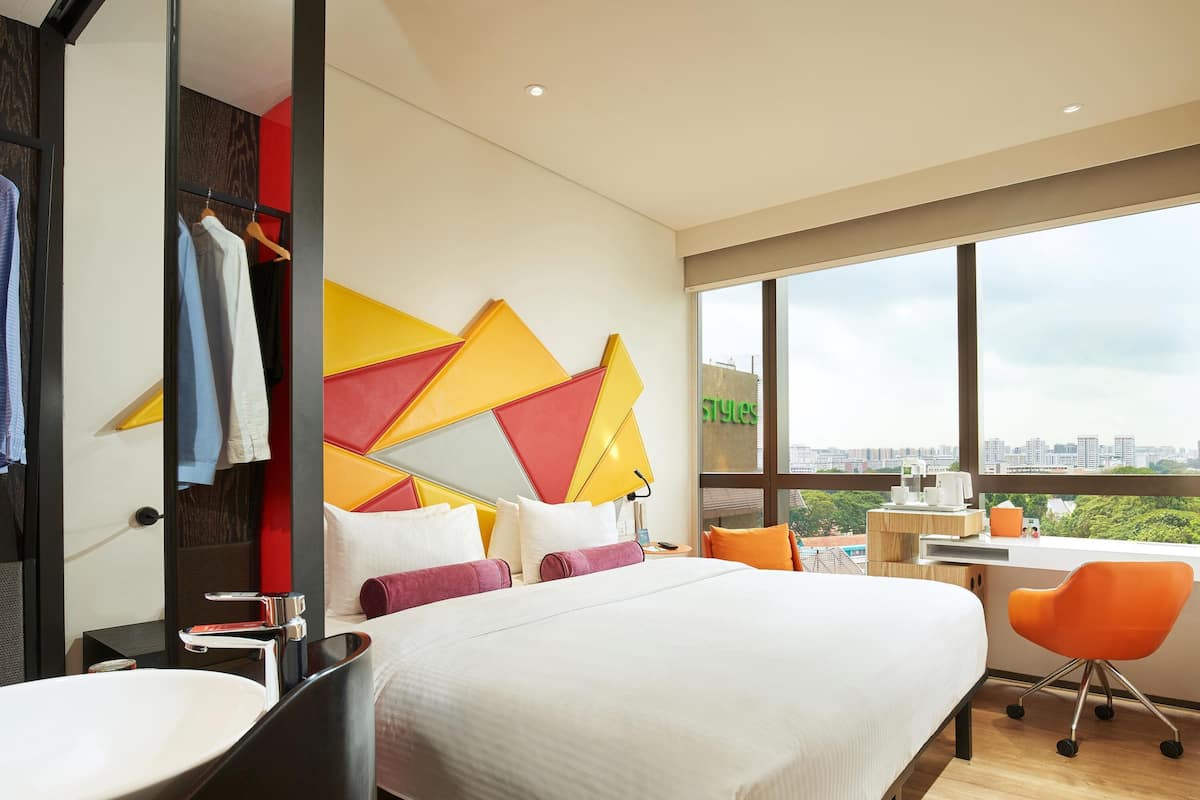 Standaard kamer, 1 queensize bed, uitzicht op zwembad | Een kluis op de kamer, een bureau, een laptopwerkplek