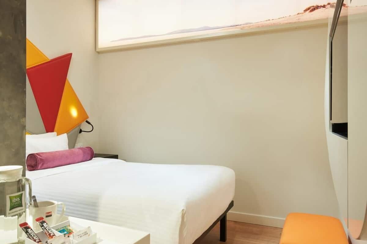 Standard Room, 1 Twin Bed | In-room safe, individually decorated, desk, laptop workspace