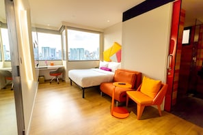 Habitación familiar doble, 1 cama doble con sofá cama | Caja fuerte, decoración individual, escritorio
