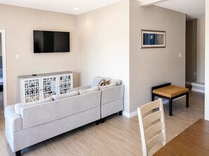Penthouse | Living area | 37-inch flat-screen TV with cable channels, TV