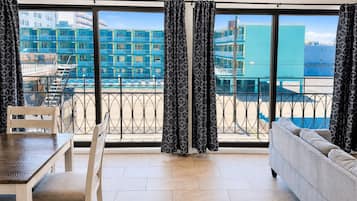 Penthouse | Área de sala de estar | Televisión de pantalla plana de 37 pulgadas con canales por cable