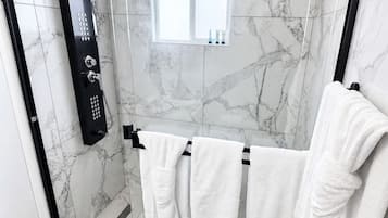 Badkamer met douche