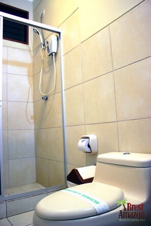 Chambre Double (with Fan) | Salle de bain