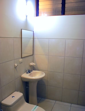 Economy Room | Bathroom | Shower, free toiletries, towels - Brest Amazon (Tarapoto)